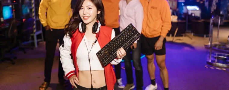 Minh họa điện thoại hiển thị email cảnh báo giả bị lưỡi câu móc vào thẻ mật khẩu, kèm biểu tượng ổ khóa và dấu cảnh báo